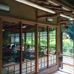 松籟庵 - 川床から和室の眺め。