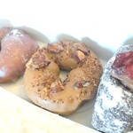 I’m donut? - 左から グレーズド ザクザクナッツ ダブルチョコクランベリー