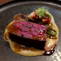 ミュチュエル - 鹿児島牛イチボ　貝出汁サフランソース　ほうれん草