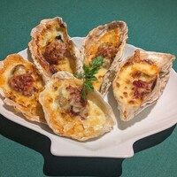 ロシヤ料理 ラルース - 殻牡蠣のチーズ焼き ... 5ピース ... コースの品ではなくアラカルトで注文