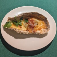 ロシヤ料理 ラルース - 殻牡蠣のチーズ焼き ... 濃厚なチーズとで美味しいですが味が濃い~