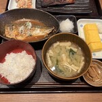 炭火焼干物定食 しんぱち食堂 - 