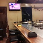 Hiroshima Okonomiyaki Okotarou - カウンターとテレビ