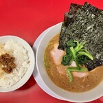 家系ラーメン 王道家直系 修 - ・ラーメン（950円）固め濃口普通
                                ・海苔5枚（150円）
                                ・ライス（200円）