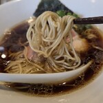 麺屋 加減 - 濃いめの醤油スープから細麺をリフトアップ