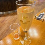 ダイニング＆カフェ ランデブーラウンジ - 金曜日、土曜日限定のスパークリングワインは飲み放題。りんご酢シロップを入れるとピンク色に。
