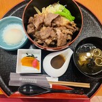ダイニング＆カフェ ランデブーラウンジ - 白老和牛すき焼き丼には、温玉とお味噌汁、お漬物付