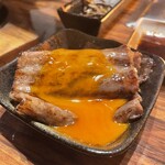 焼肉USON - 一口ご飯を巻いて卵黄を絡める、食べ応えもあって幸せ