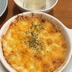 酒場 かね将 地下一階 - 白ワイン400円とカニクリームグラタン720円、カニ味噌が効いて濃厚。
