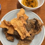 酒場 かね将 地下一階 - 魚せんべい350円は酸味の効いた特製ダレが秀逸。