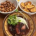 酒場 かね将 地下一階 - タコの柔らか煮440円、なぜにこんなに柔らかいのか？！お通しのおさつチップスとピーナッツも美味◎