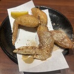 博多餃子舎 603 - 手前側【スパイシー手羽先】奥が【特製塩手羽先】