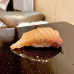 登喜和鮨 - ⑩ 鰆の背 ハーブ漬けの煮切り
      