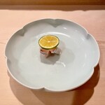 登喜和鮨 - ② 鰆のパラスのお刺身 
      　山椒を蒸留した塩水で香り付け