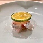 登喜和鮨 - ② 鰆のパラスのお刺身 
      　山椒を蒸留した塩水で香り付け