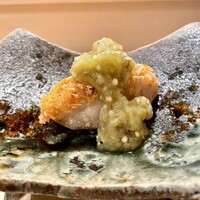 登喜和鮨 新発田本店 - ⑧ 甘鯛の揚げ物 色々な魚の鱗の素揚げ 
                    　茄子のソース