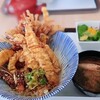 みゃ～く商店 - 車海老天丼は、若干小さめながら車海老が3尾。甘みも充分感じられましたよ♪赤い入れ物は お出汁です。天茶にもできます。
