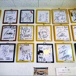みゃ～く商店 - 壁にはところ狭しと芸能人さんのサインが掲げられています。