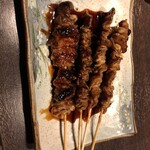 どさんこキッチン ゴリラ 千歳店 - 鶏皮串(タレ) 880円／2本、660円／3本。タレが染みて、ちょっとカリカリ感もあるクセになる一品。