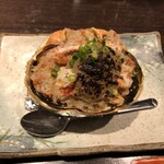 どさんこキッチン ゴリラ 千歳店 - カニ甲羅ぶっこみ焼き　1,298円。カニ味噌が香りよく、贅沢に身がぎっしり！甲羅の下に昆布が敷かれていて、出汁が効いてます！