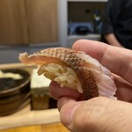 鮨 はま岡 - イサギは赤酢シャリ