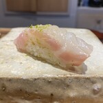 鮨 はま岡 - 白甘鯛、文字通り甘く上品な味わい。白い陶器には白酢シャリのネタが乗ります