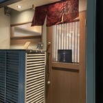 鮨 はま岡 - 路地に佇む小さな店です