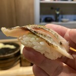 鮨 はま岡 - 子供の頃から好きな魚カマスは白酢シャリで