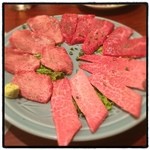 牛新 - 上焼肉盛合せ。常陸牛の肩ロース、ランプ、黒タンのタン元。いずれもジューシーで旨味が濃厚な逸品。