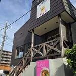 スープカレー RAN - お店の北側にロイヤルホスト麻生店、西側に麻生自動車学校があります