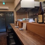 炭火やきとり おざき - カウンター席