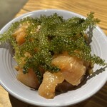 沖縄酒場 ナカマ - 海ぶどうとビンチョウマグロのポキ790円、これはとてもよいお酒のつまみだった、沖縄とハワイの融合