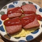 沖縄酒場 ナカマ - ポーク玉子590円、うす焼き玉子が下に敷いてある感じ、ケチャップかけすぎててほぼその味