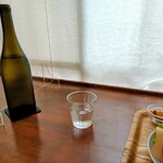 cafe yom pan - お水はコップだけでなくビンも提供