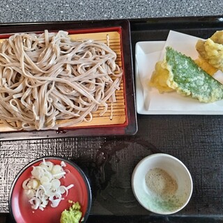 十割そばの店 湯夢プラザ - 料理写真:天ざるです。マイタケ、エゴマの葉、エビの天ぷら！