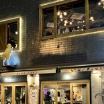 ラム肉酒場 ラムゴロー 神田南口店 - 羊が2階の窓から覗いています。