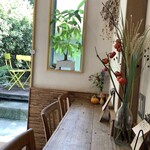 お菓子と喫茶 マルン - カウンターとテラス