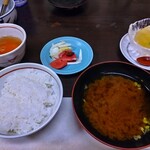 泉岳舘 - コシヒカリの米飯と赤出汁のお味噌汁、お漬物、りんごゼリー