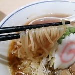 らーめん鱗 茨木店 - 醤油らーめん　麺リフト