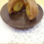 ナナズグリーンティー - 一粒栗入り茶巾絞り　２５０円。
