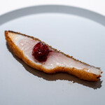 レストラン オオツ - 2025.10 じゃがいも麹でマリネした会瀬漁港大内商店脳〆オキアジのフライ コザワファームラボ産ローゼルのコンフィチュール