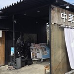 麺や くろえもん - 店の正面・前客は４人でした。