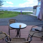 天橋立ワイナリー - ワイナリーの肩がぶどうを収穫されている姿を眺めながら ソフトクリームタイム