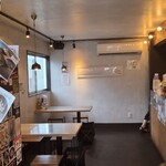 麺や くろえもん - 店内テープル席。