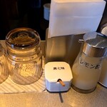 麺や くろえもん - 卓上の調味料は黒七味とレモン酢