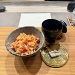 割烹こめを - ビーツの炊き込みご飯。（岡山県あさひ）伊勢海老の味噌汁。漬物。