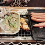 かき小屋 豊丸水産 - 焼肉は鉄板で焼きますので大丈夫。