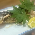 炉端・炭火焼 えん - 子持ち鮎の塩焼き