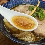 天地 - 少し甘味を感じる鶏の旨味全開の清湯醤油スープ