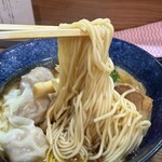 天地 - しっかりと茹で上げられた喉越し良い三河屋製麺製の細ストレート麺